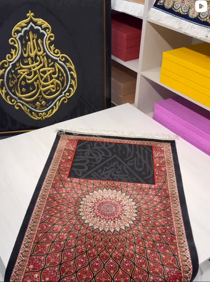 Kaaba Kiswa Prayer Mat – Premium Islamic Janamaz