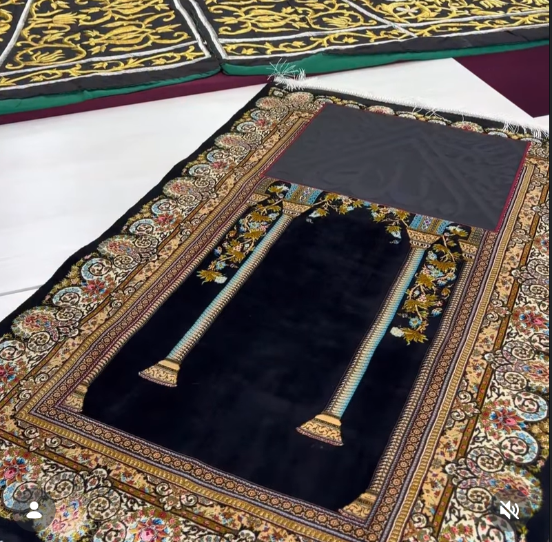 Kaaba Kiswa Prayer Mat – Premium Islamic Janamaz